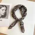 Petit foulard carré en coton et lin imprimé léopard pour femme accessoire de mode - Imprimé Léopard Rétro (Image Principale 29) / 58*58cm / Léopard Brun Noir
