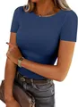 Gros plan d'un t-shirt femme bleu marine à manches courtes côtelé et coupe ajustée - Bleu marine