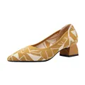 Elegante décolleté a punta in maglia giallo senape con motivo geometrico e tacco largo. - Giallo a triangoli