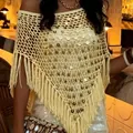 Nahaufnahme eines handgestrickten cremefarbenen Schals mit goldenen Pailletten und Fransen - S / Oberteile / Gelb