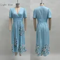 Vues avant et arrière d'une robe longue bleu clair à manches courtes avec imprimé floral - S / Robes / Bleu clair