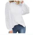 Detailweergave van een witte damestop met lange mouwen en getextureerde kanten mouwen - M / Tops / Wit