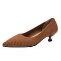 Elegante bruine pumps met spitse neus en kittenheel van zachte gebreide textuur - Gestreept Bruin
