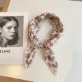 Élégant petit foulard carré en coton et lin avec motif cachemire brun-rouge pour femme - Motif Floral Paisley (Image Principale 30) / 58*58cm / Base Blanche avec Paisley Marron Rougeâtre