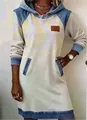 Abito con cappuccio da donna con patchwork denim ed effetto tie-dye in dettaglio - Bianco