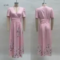Vue détaillée de cette élégante robe longue rose à col en V et imprimé floral - S / Robes / Rose