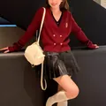 Detail eines roten doppelreihigen Cardigans im Preppy-Stil mit goldenen Knöpfen - Einheitsgröße / Oberteile / Rot