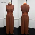 Brauner, ärmelloser Jumpsuit mit Plisseefalten, weitem Bein und Reißverschluss vorne - XS / Oberteil Und Unterteil / Dunkelbraun