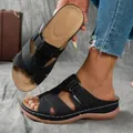 Sandales compensées noires pour femmes avec lanières perforées et semelles à plateforme - Noir