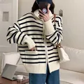 Primer plano del cómodo cárdigan de punto a rayas blancas y negras con cremallera para mujer - Talla única / Tops / Blanco Roto