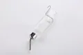 Vue détaillée de la bouteille d'eau suspendue pour animaux avec buse en acier inox - Petit (180ML)