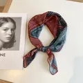 Élégant foulard carré de 58cm en coton et lin avec motif cachemire rouge classique - Style Paisley (Image Principale 31) / Paisley Rétro Rouge et Vert