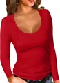 Dettaglio di t-shirt rossa a costine con scollo a U e vestibilità aderente da donna - Rosso