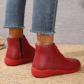 Vue détaillée de bottines en cuir rouge tendance avec fermeture éclair latérale noire - 35 / Rouge
