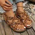 Dettaglio delle eleganti sandaIi con stampa leopardata, cinturini incrociati e fibbie. - 35 / Stampa leopardata marrone