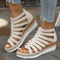 Detailweergave van witte Romeinse plateausandalen met gevlochten sleehak en rits achterop. - 36 / Broken Wit