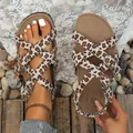 Dettaglio delle scarpe leopardate da donna con cinturini incrociati e fibbie metalliche - 35 / Leopardo Cachi