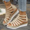 Detail van beige Romeinse sandaal met bandjes, rits achteraan en geweven espadrille zool - 36 / Khaki