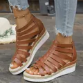 Detailopname van bruine Romeinse plateausandalen met meerdere bandjes en rits. - 36 / Donkerbruin