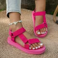 Detalle de sandalias romanas de plataforma rosa fucsia con tiras de velcro ajustables en tapete - 38 / Rosa rojo