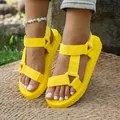 Primer plano de sandalias amarillas con plataforma, velcro y suelas gruesas cómodas - 38 / Amarillo tierno