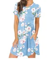 Nahaufnahme des hellblauen kurzärmeligen Blumenkleids mit Taschen und Falten - S / Kleider / Blau Floral