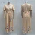 Détail des vues avant et arrière d'une robe longue plissée à fleurs jaune col en V - S / Robes / Jaune