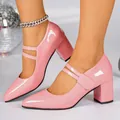Primer plano de zapatos Mary Jane de charol rosa con tacón bloque y correas dobles. - 38 / Estilo Mary Jane de Doble Correa / Rosa