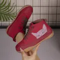 Detalle de zapatillas altas rojas con un lindo estampado de gato y suelas planas de goma. - Rojo
