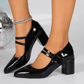 Primer plano de zapatos Mary Jane negros de charol con tacón grueso y punta fina. - 38 / Estilo Mary Jane de Doble Correa / Negro