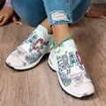 Détail de baskets compensées pour femmes avec imprimés colorés GRACE et papillons. - 38 / Motif GRACE