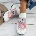 Vue détaillée de l'imprimé floral et de l'inscription LOVE sur des baskets en maille blanche - 38 / Motif Love