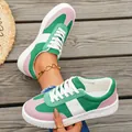 Vue détaillée des baskets décontractées pour femmes en daim rose et vert contrasté - Rose & Vert