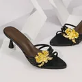 Eleganti sandali neri con tacco alto e distintivo ornamento floreale in metallo dorato - 35 / Nero Tacco Basso