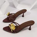 Eleganti sandali bordeaux con tacco alto e fiore in metallo dorato - 35 / Tacco basso rosso vino