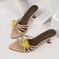 Sandali beige con tacco a spillo e grande fiore in metallo dorato per la moda estiva - 35 / Rosa Nude Tacco Basso