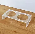 Minimalistische verhoogde kattenbakhouder van mat acryl met twee gaten op houten vloer - Acryl Dubbele Standaard / Transparant Mat
