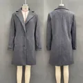 Vorder- und Rückansicht eines grauen, mittellangen Wollmantels mit Revers für Damen - Grau
