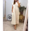 Elegantes cremefarbenes ärmelloses Maxikleid mit Plisseefalten und Rundhalsausschnitt - S / Kleider / Beige