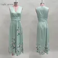 Vue détaillée avant et arrière d'une robe longue fleurie sans manches à col en V vert clair - S / Robes / Vert clair