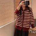 Cómodo cárdigan de punto a rayas con cremallera y bolsillos delanteros para invierno - Talla única / Tops / Rojo