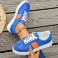 Baskets basses décontractées bleu et orange sur un pont en bois rustique de pont - Bleu