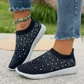 Primo piano di sneakers slip-on traspiranti in fly-knit con dettagli in strass - Blu scuro