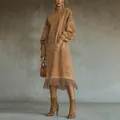 Ganzkörperansicht eines Vintage-Wildlederkleides mit Stehkragen, Taschen und Frasensaum - 2XL / Kleider / Braun