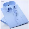 Nahaufnahme eines hellblauen Oxford-Kurzarmhemdes für Herren mit Stoffstruktur und Knöpfen - 38 / Oberteile / Hellblau (DXN05)