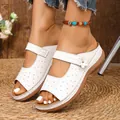 Nahaufnahme weißer Keilsandalen mit elegantem Blumenschmuck und feinen Ziernähten - 36 / Weiß