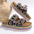 Detailopname van etnische platformsandalen met gekleurde kralen en dubbele gespen - 36 / Zwart