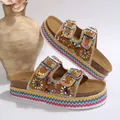 Detail van etnische platform sandalen met kleurrijke kralen, strass en kurkzolen - 36 / Goud