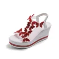 Dettaglio di sandali con zeppa bianchi con decorazioni a farfalla rossa e perle - 36 / Rosso