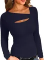 Dettaglio del top a coste blu navy con scollo asimmetrico e dettaglio cut-out sul petto - Taglia S / Top / Blu scuro